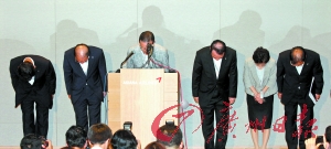 7月7日，韓亞航空公司社長尹永斗等公司負(fù)責(zé)人就飛機(jī)失事向國民鞠躬道歉。