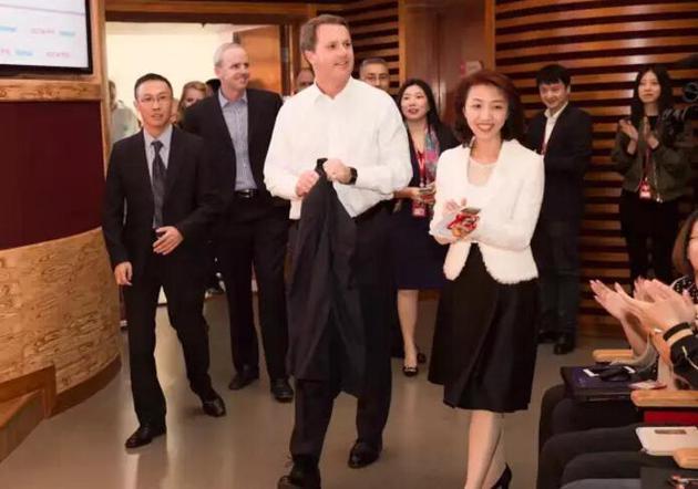  李曦帶領(lǐng)團隊，邀請并全程安排沃爾瑪CEO董明倫訪問京東總部