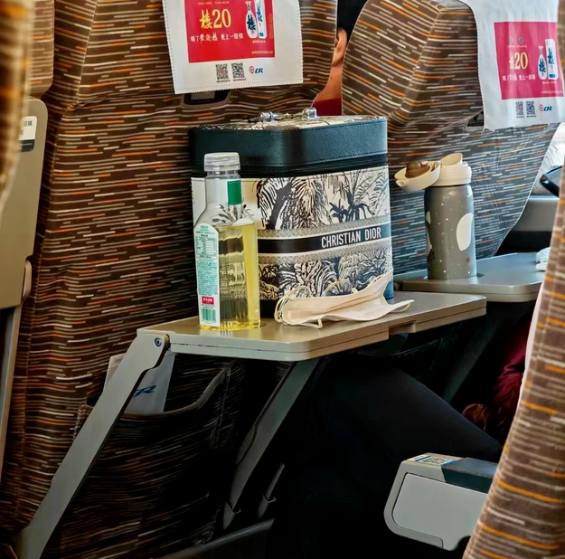 奶茶界的“瘋批”霸王茶姬：為何讓迪奧黯然失色？